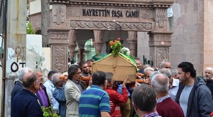 Levent Üzümcü amcasını son yolculuğuna uğurladı Levent Üzümcü amcasını son yolculuğuna uğurladı