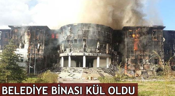 Belediye binasını ve araçları yaktılar! Belediye binasını ve araçları yaktılar!
