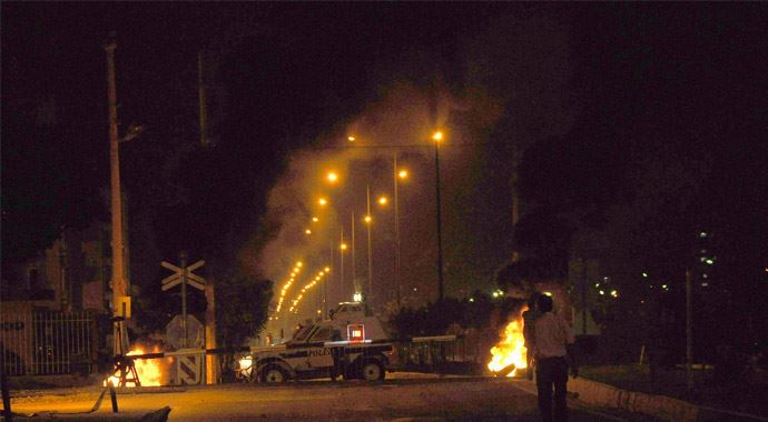 Tarsus'ta tehlikeli protesto gerilimi: 4 polis yaralı Tarsus'ta tehlikeli protesto gerilimi: 4 polis yaralı