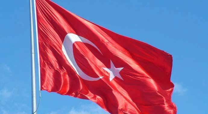 Türk Bayrağı&#039;nı indirtmedi