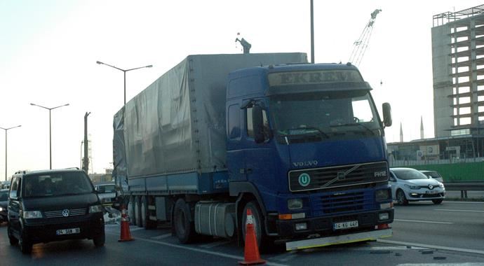 Bağcılar TEM'de lastiği fırlayan TIR başka bir TIR'a çarptı Bağcılar TEM'de lastiği fırlayan TIR başka bir TIR'a çarptı