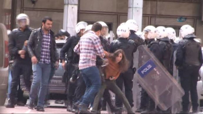 İstanbul Üniversitesi'nde Kobani gerginliği, gözaltılar var İstanbul Üniversitesi'nde Kobani gerginliği, gözaltılar var