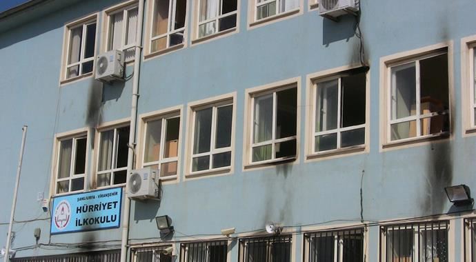 Şanlıurfa'da 3 okulu ateşe verdiler, 40 gözaltı var Şanlıurfa'da 3 okulu ateşe verdiler, 40 gözaltı var