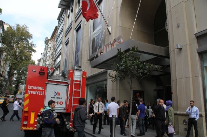 Nişantaşı&#039;nda alışveriş merkezi yangını korkuttu