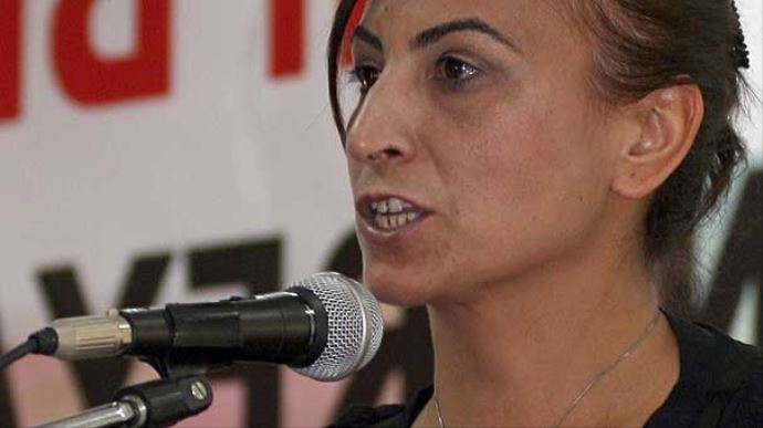 Ülkücülerden Aysel Tuğluk'a kötü sürpriz Ülkücülerden Aysel Tuğluk'a kötü sürpriz