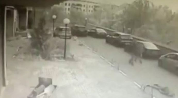 Kendini attı kimse dönüp bakmadı! Kendini attı kimse dönüp bakmadı!
