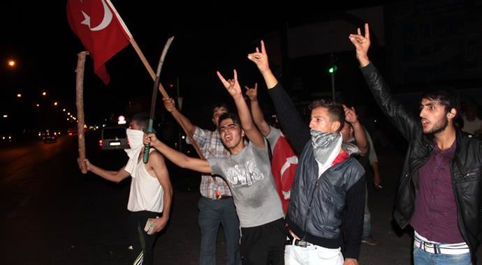 Adana&#039;da PKK yandaşlarını sopa ve kılıçlarla kovaladılar