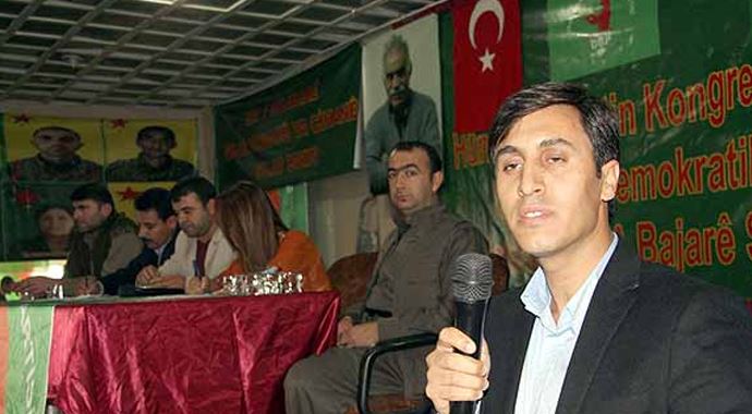Öcalan posterinin yanına Türk bayrağı Öcalan posterinin yanına Türk bayrağı
