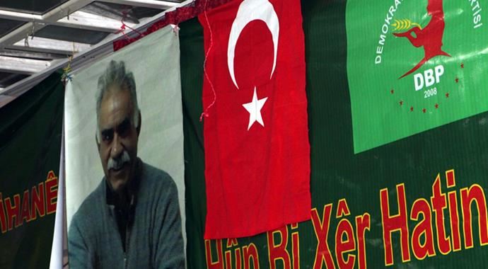 Türk Bayrağı ile Öcalan'ın resmi yan yana Türk Bayrağı ile Öcalan'ın resmi yan yana