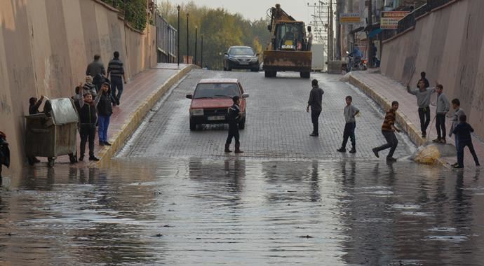 Nusaybinde evleri su bastı, okullar hasar gördü Nusaybinde evleri su bastı, okullar hasar gördü