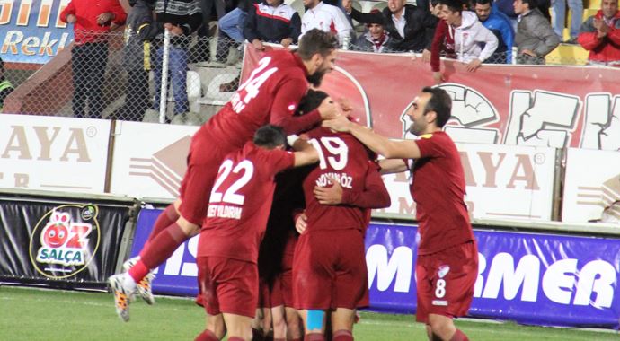 Elazığspor 10 kişi ile kazandı