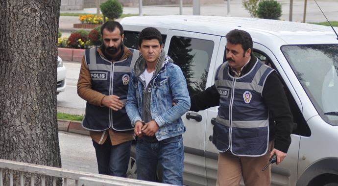Kız arkadaşına kızdı, 9 otomobilin lastiğini patlattı Kız arkadaşına kızdı, 9 otomobilin lastiğini patlattı