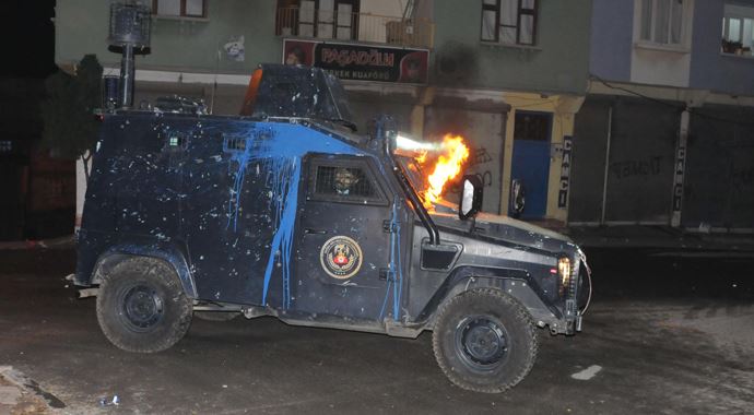 Gaziantep&#039;te polis aracı yakıldı: 7 gözaltı