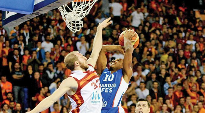 Nefesleri kesen Galatasaray Anadolu Efes derbisinde kazanan Sarı-Kırmızılılar oldu