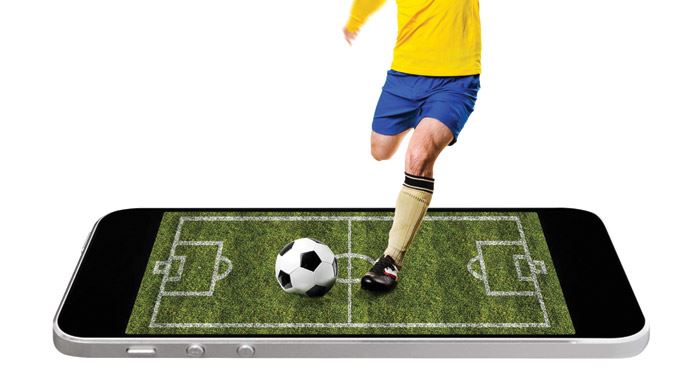 TV'de futbol seyrederken bir gözümüz de 'cep'te TV'de futbol seyrederken bir gözümüz de 'cep'te