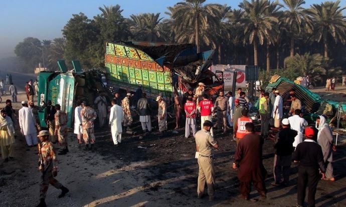 Pakistan&#039;da katliam gibi kaza, 56 ölü!