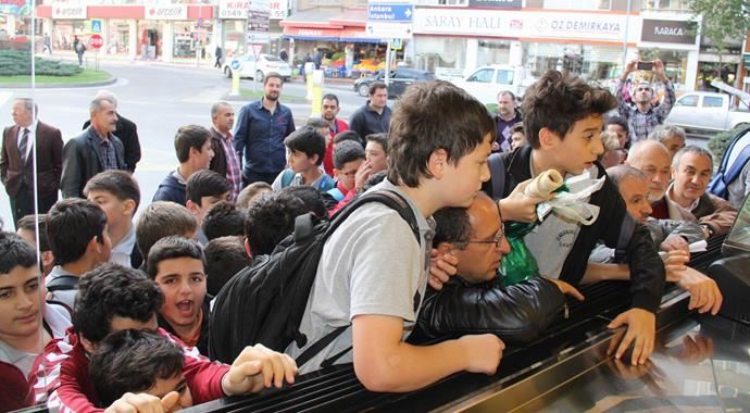 Bedava dağıtılan 500 kilo döner izdihama yol açtı Bedava dağıtılan 500 kilo döner izdihama yol açtı