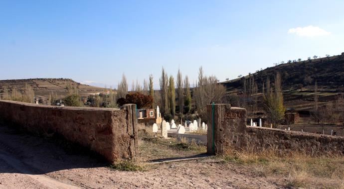 Mezarlığın demir kapısını çaldılar