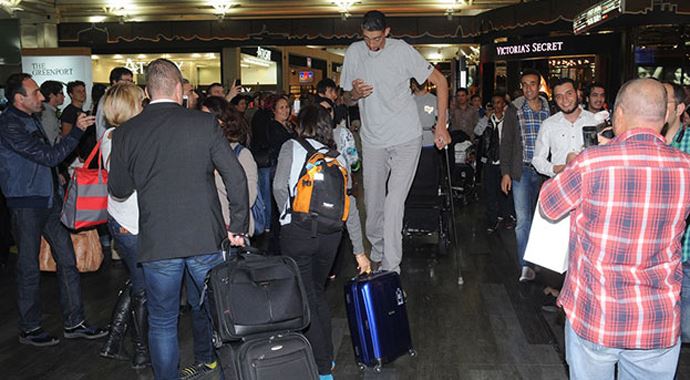 Havalimanında 'Sultan' izdihamı Havalimanında 'Sultan' izdihamı