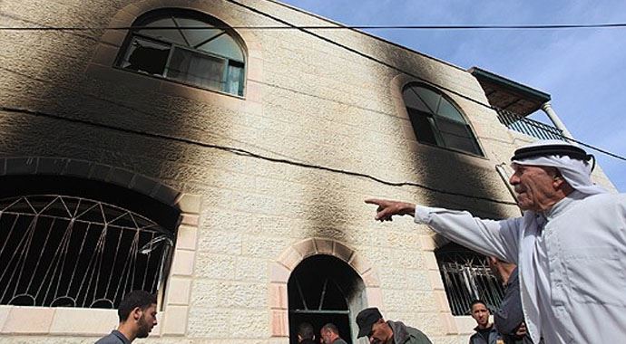 Yahudiler camiyi ateşe verdi! Yahudiler camiyi ateşe verdi!