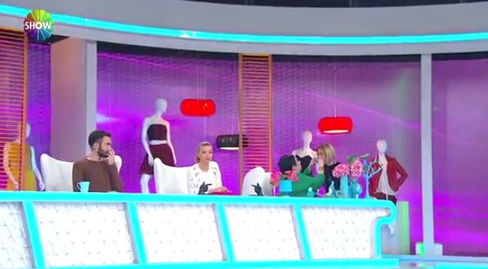 Nur Yerlitaş Özlem Özden'in ağzını bantladı Nur Yerlitaş Özlem Özden'in ağzını bantladı