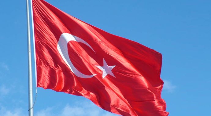 Adana'da Türk bayrağına saldırı Adana'da Türk bayrağına saldırı