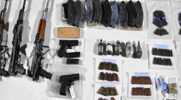 Hakkari'de mühimmat ele geçirildi Hakkari'de mühimmat ele geçirildi