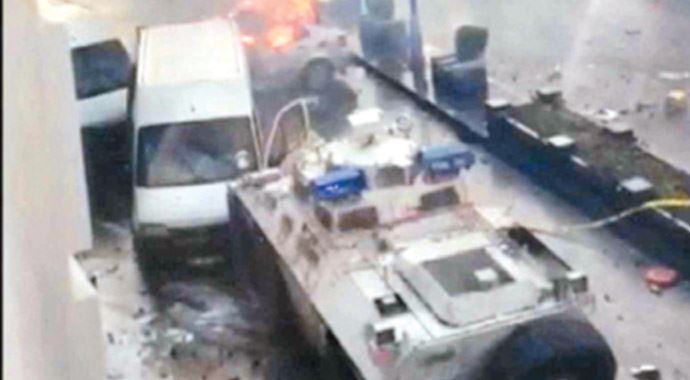Şok görüntülerin ikinci perdesi! Yakılan araç polisin çıktı Şok görüntülerin ikinci perdesi! Yakılan araç polisin çıktı