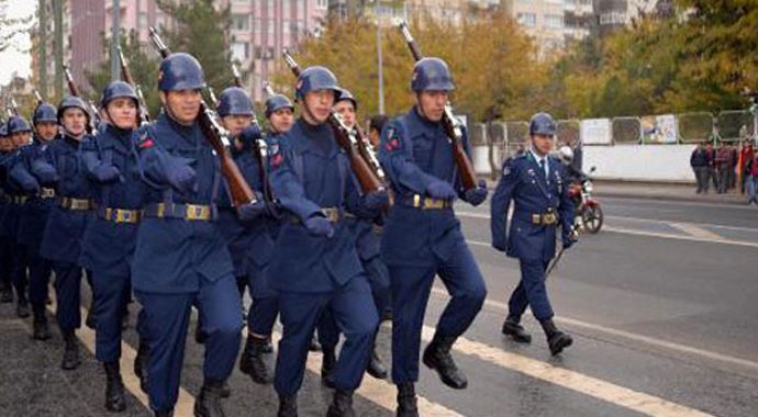 &#039;Akan kanlar bayrak için&#039; sloganıyla yürüdüler