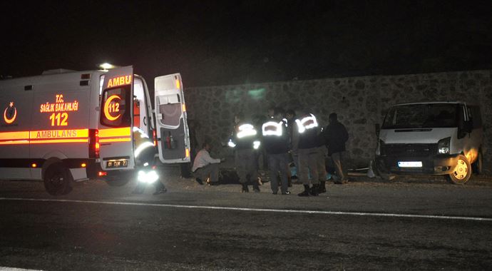 Adana'da işçi servisi devrildi: 12 yaralı Adana'da işçi servisi devrildi: 12 yaralı
