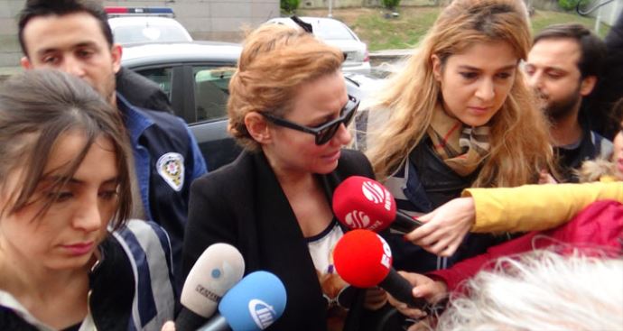 Tutuklanan Deniz Seki ah çekip, kelepçeli ellerini gösterdi! Tutuklanan Deniz Seki ah çekip, kelepçeli ellerini gösterdi!