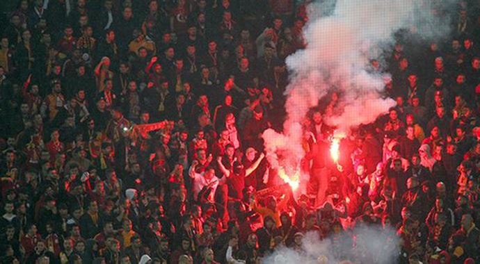 Galatasaray'a şok: "Meşaleleri iç çamaşırlarından çıkarttılar!" Galatasaray'a şok: "Meşaleleri iç çamaşırlarından çıkarttılar!"