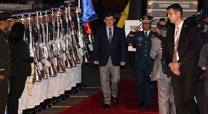 Davutoğlu Filipinler'de askeri törenle karşılandı Davutoğlu Filipinler'de askeri törenle karşılandı