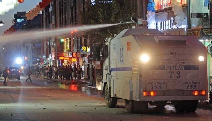 TOMA'yla su sıkan polise 3 yıl hapis istemi TOMA'yla su sıkan polise 3 yıl hapis istemi