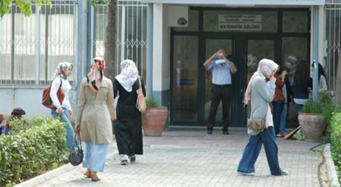 Başörtüsü karşıtı rektöre hapis Başörtüsü karşıtı rektöre hapis