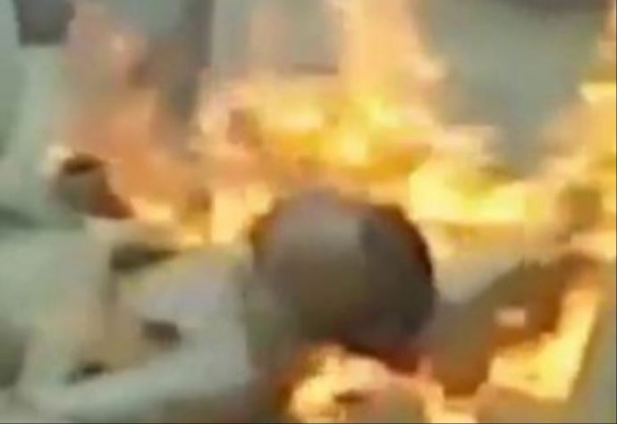 Nijerya'da bir kişi diri diri yakıldı Nijerya'da bir kişi diri diri yakıldı