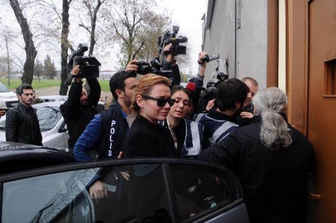 Deniz Seki mahkumlara moral veriyor Deniz Seki mahkumlara moral veriyor
