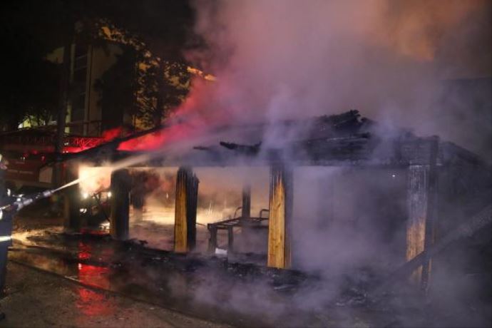 Derince'de bir kafeteryayı kundakladılar Derince'de bir kafeteryayı kundakladılar