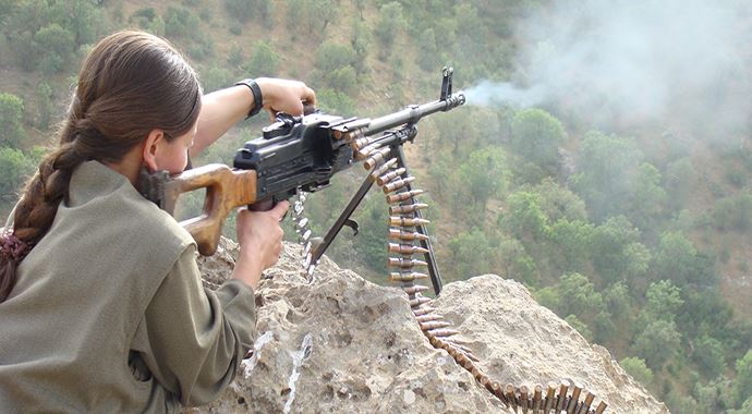 Türkiye'ye girmeye çalışan bir kadın terörist yakalandı Türkiye'ye girmeye çalışan bir kadın terörist yakalandı