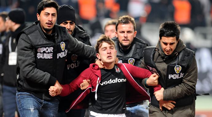 Sahaya atladı yakalandı! Sahaya atladı yakalandı!