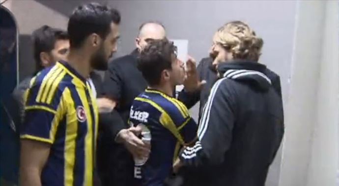 Derbide devre arası ortalık karıştı! Derbide devre arası ortalık karıştı!