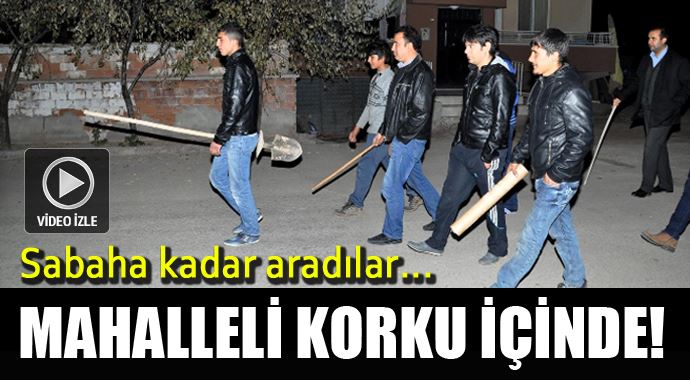 Bu mahalle gece boyu sopalarla sokakta sabahladı! Bu mahalle gece boyu sopalarla sokakta sabahladı!