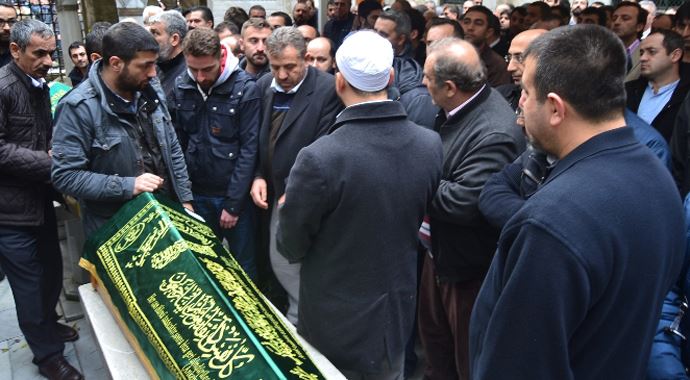 Babası onu öperek toprağa verdi Babası onu öperek toprağa verdi