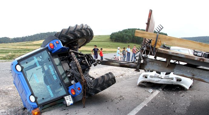 Ardahan&#039;da minibüs devrildi: 7 yaralı