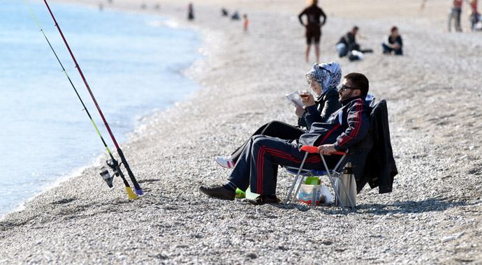 Antalya'da vatandaşlar güneşin tadını çıkarttı Antalya'da vatandaşlar güneşin tadını çıkarttı