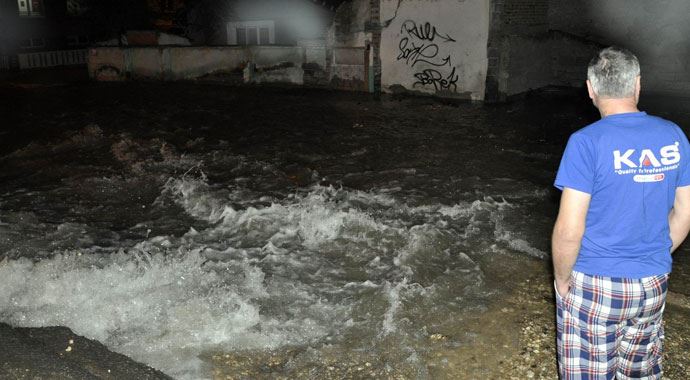 Şebeke suyu borusu patladı, sokaklar göle döndü Şebeke suyu borusu patladı, sokaklar göle döndü