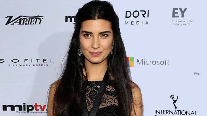 Tuba Büyüküstün Emmy'de finalden döndü! Tuba Büyüküstün Emmy'de finalden döndü!