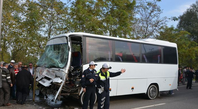 Konya'da midibüsle kamyon çarpıştı! Konya'da midibüsle kamyon çarpıştı!