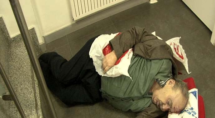 Bankada merdivenlerden düşüp hayatını kaybetti 