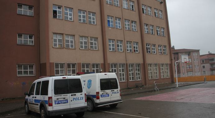 Arkadaşlarına kızan ortaokul öğrencisi kendini camdan attı Arkadaşlarına kızan ortaokul öğrencisi kendini camdan attı